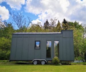 Das Tiny House Bigge ist von außen in Tannengrün lackiert