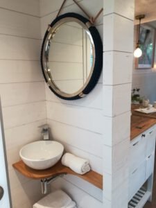Das Bad der Ems mit großem Spiegel im maritimen Design