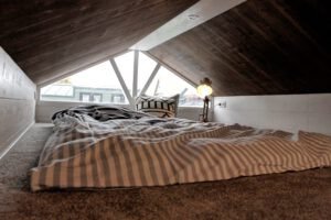 Das Tiny House Ems hat eine verglaste Giebelwand im Schlafloft