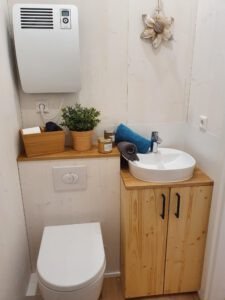 Blick ins Bad auf WC und Waschtisch