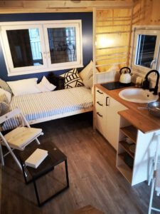 Küche, Tagesbett und Essplatz des Tiny Houses Möhne
