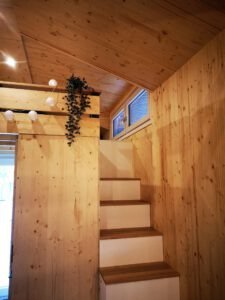 Die Treppe zur Loft-Ebene des Tiny Houses Möhne