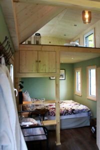 Blick auf das Bett und den Wellness-Loft im Tiny House Rhein