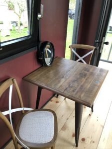 Der schöne Esstisch aus Holz in der Bigge