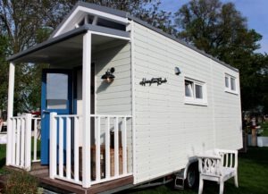 Das Äußere des Tiny Houses Ems erinnert an ein Strandhaus