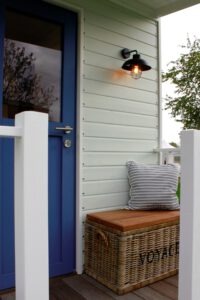 Die kleine überdachte Veranda des Tiny Houses Ems