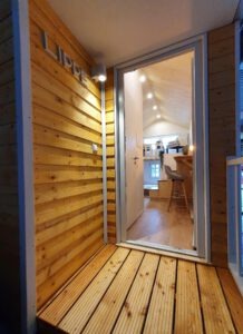 Blick durch die Haustür ins Innere des Tiny Houses Lippe