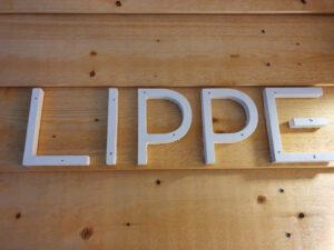 Schriftzug der Lippe am Eingang des Tiny Houses