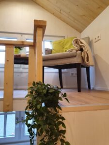 Blick auf den Wohnbereich mit Sesseln im Loft