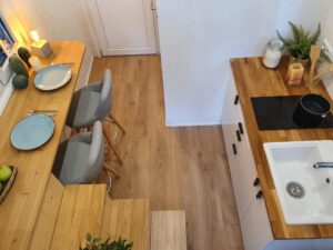 Blick von oben in den Innenraum des Tiny Houses