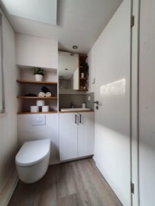 Blick ins Bad der Möhne mit WC und Waschtisch
