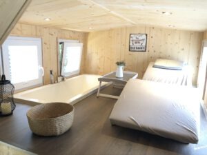 Der Wellness-Bereich unterm Dach mit Badewanne und Spa-Liege