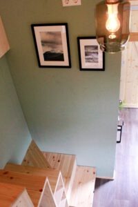 Die Treppe zur Loft-Ebene mit Stauraum unter den Stufen