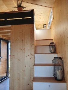 Die Treppe zur Loft-Ebene des Tiny Houses